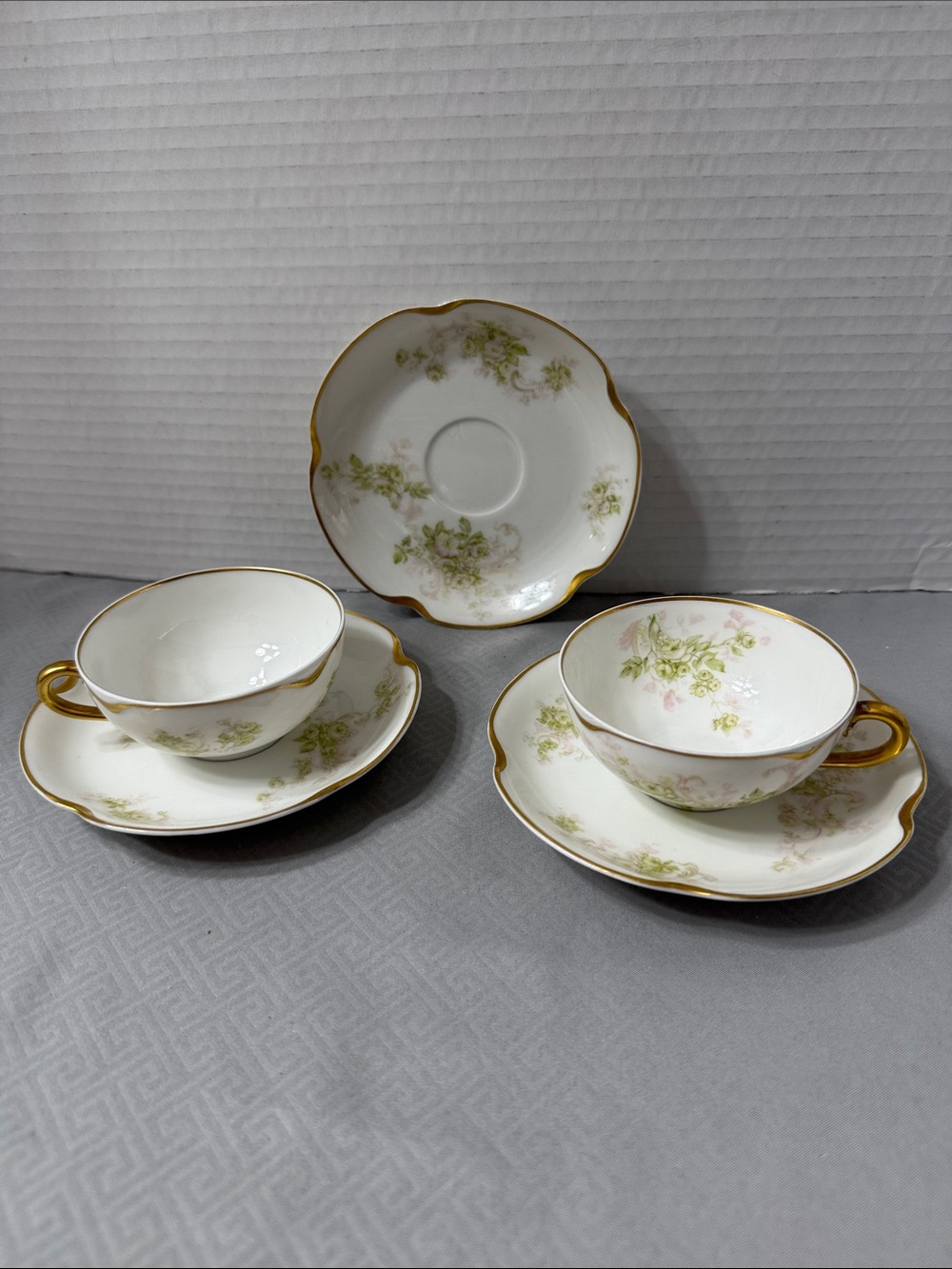 Vintage Haviland Limoges Schleiger France Floral Design 2 Cups 3 Saucers “READ”